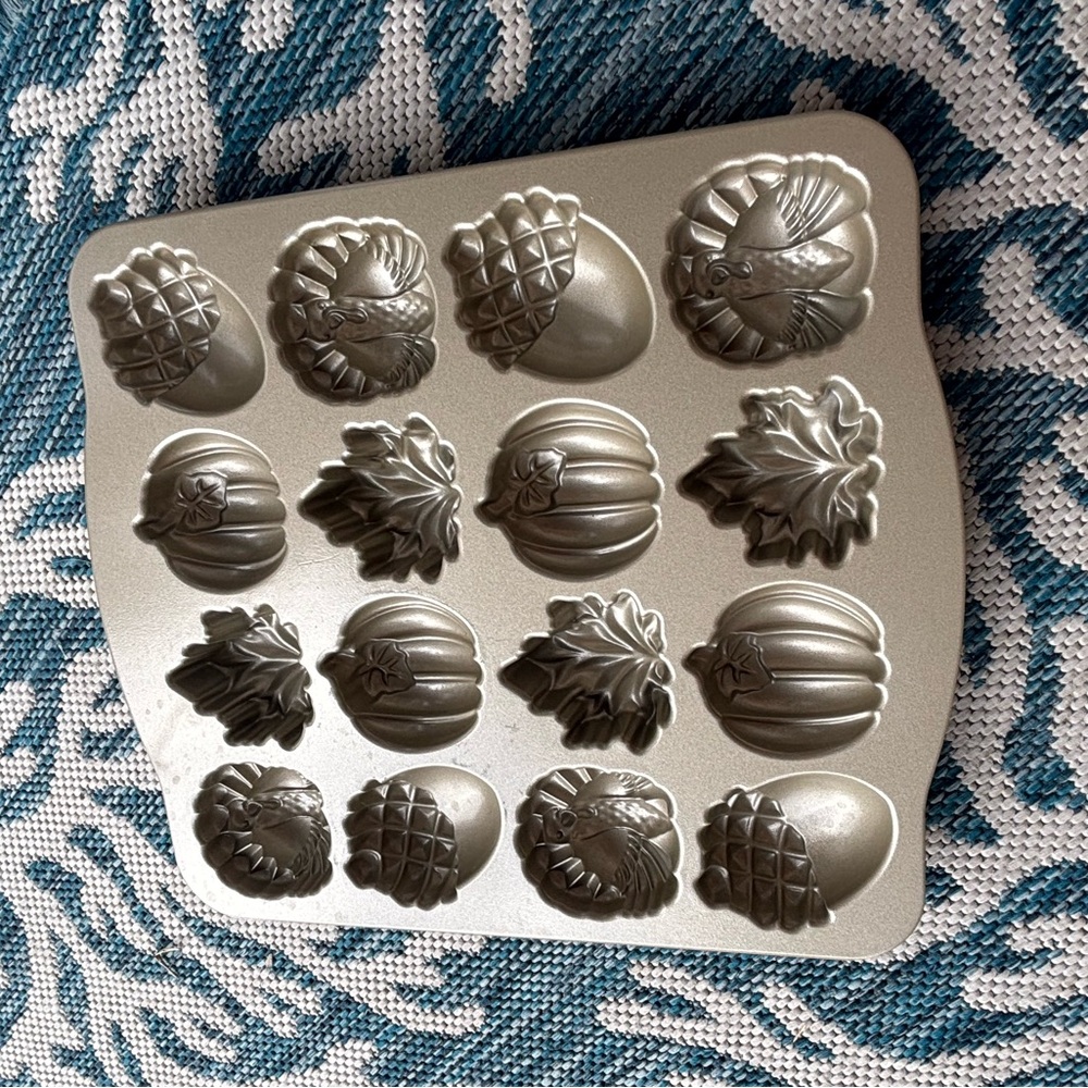 Nordic Ware Autumn Cakelet Pan